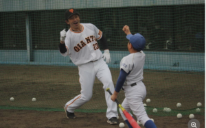 巨人に新加入の松田野球教室で巨人のユニホーム姿をお披露目→熱男ポーズも!