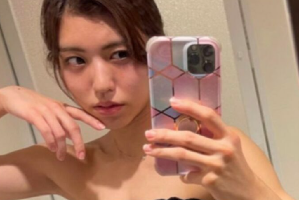 アイドル的人気で写真集も。サイン詐欺で28歳の女逮捕