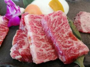 国民の生活は苦しくなる一方なのに…。”防衛増税”を決めた宮沢洋一税制調査会長が、政治資金で大豪遊していた