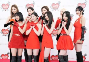 「家族で見るにはちょっと」「NHKどーなってんの」　露出多すぎ？紅白TWICE「過激衣装」が物議