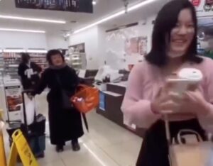 【悲報】ホームレスに嫌がらせをした女、特定される
