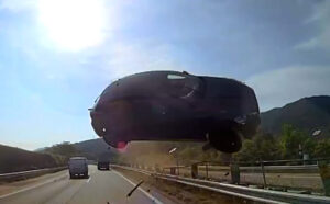 【衝撃映像】東名高速で観光バスに対向車線から乗用車が直撃