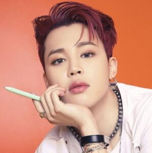 BTSジミン、大胆にデコルテを披露…溢れ出る色気にクラクラ…セクシーなグラビアが話題