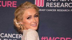 パリス・ヒルトンがママに! 代理出産で男児誕生に「最高のお母さんになるわ」と祝福殺到