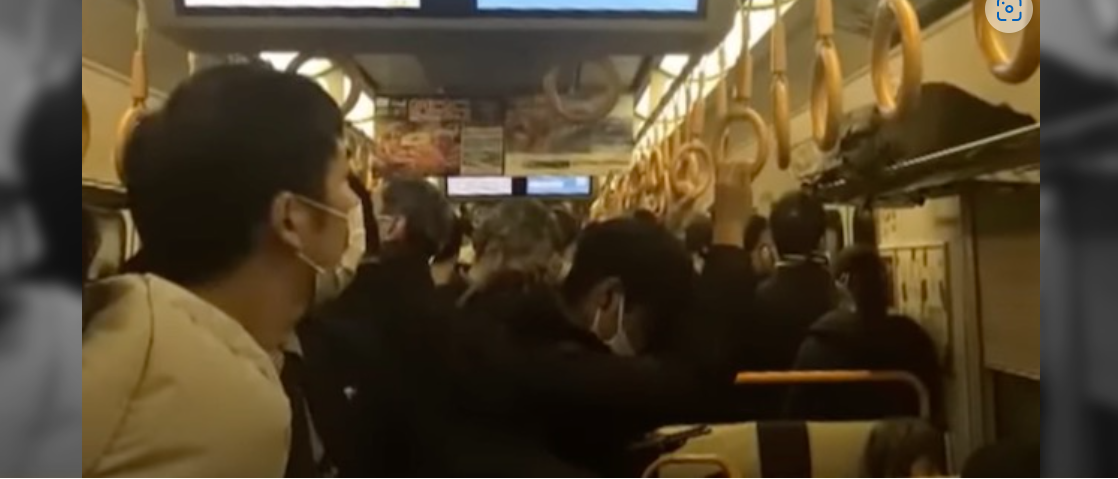 乗客約7000人が最大10時間閉じ込められた電車の乗客 「トイレに行けず失禁する人もいて、まるで地獄絵図だった」