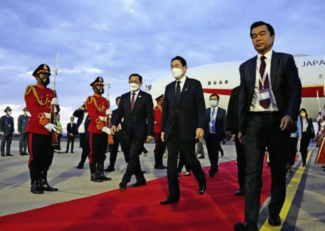 岸田総理、フランスに到着「エマニュエル、おもてなしをありがとう」と上機嫌