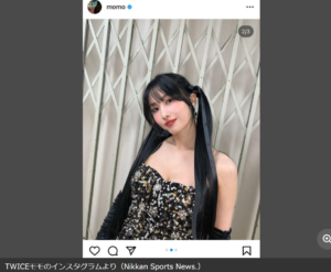 TWICEモモが紅白歌合戦出場時のオフショット公開　セクシーなワンショルダーの衣装披露