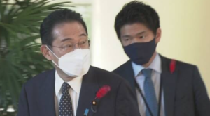 「修学旅行のつもりか」岸田首相長男が購入?閣僚への土産に批判殺到「国民には増税!ふざけるな」