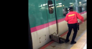 【動画】東京駅発の新幹線、車椅子乗車用の“補助板”を付けたまま出発 → 清掃会社スタッフが足技で阻止!