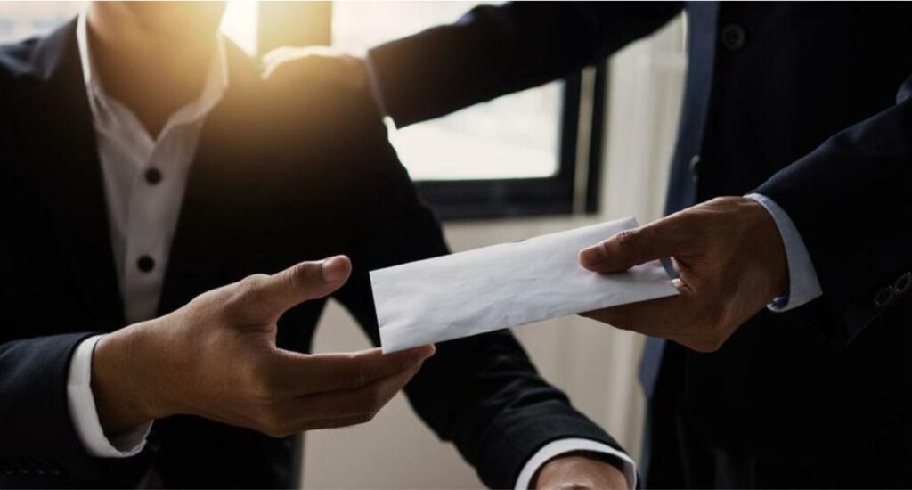 岸田の「ドラ息子秘書官」…年収1000万円のSNSエゴサ係に「息子に子ども手当払うな」と政界で怒声