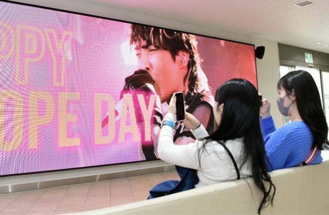 BTSのJ-HOPEさんの誕生日祝う動画、那覇・大型ビジョンで上映　バスターミナル